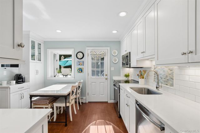 6 6th Place, Garden City, NY 11530