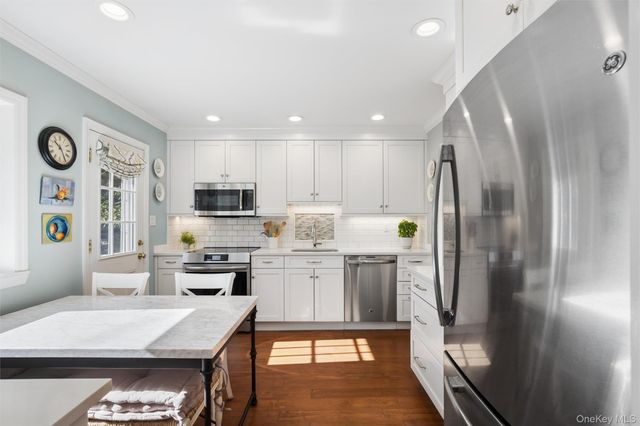 6 6th Place, Garden City, NY 11530