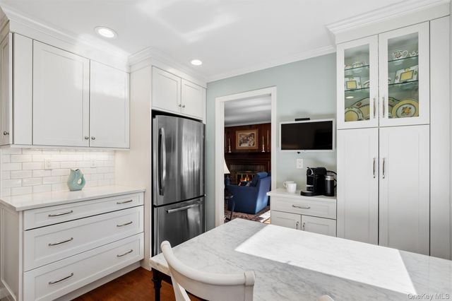 6 6th Place, Garden City, NY 11530