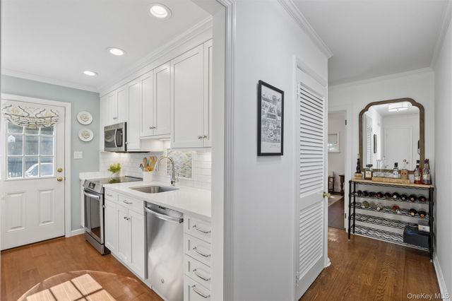 6 6th Place, Garden City, NY 11530