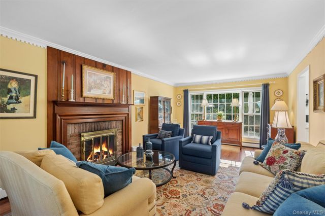 6 6th Place, Garden City, NY 11530