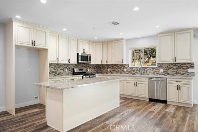 8600 Bluffdale Drive, Sun Valley (los Angeles), CA 91352