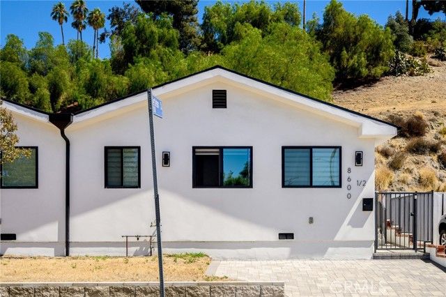 8600 Bluffdale Drive, Sun Valley (los Angeles), CA 91352