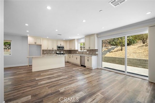 8600 Bluffdale Drive, Sun Valley (los Angeles), CA 91352