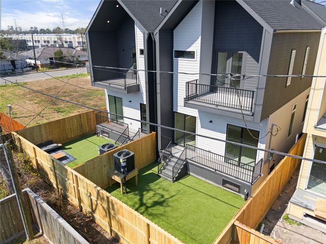 304 E 35th Street, Houston, TX 77018