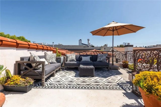 230 Ardmore Avenue, Hermosa Beach, CA 90254