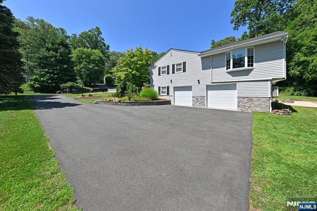 12 Heatherhill Lane, Woodcliff Lake, NJ 07677