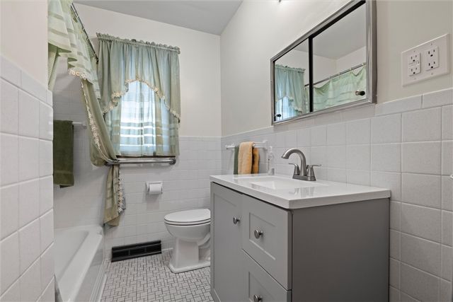 804 Redwood Dr, Cecil, PA 15057