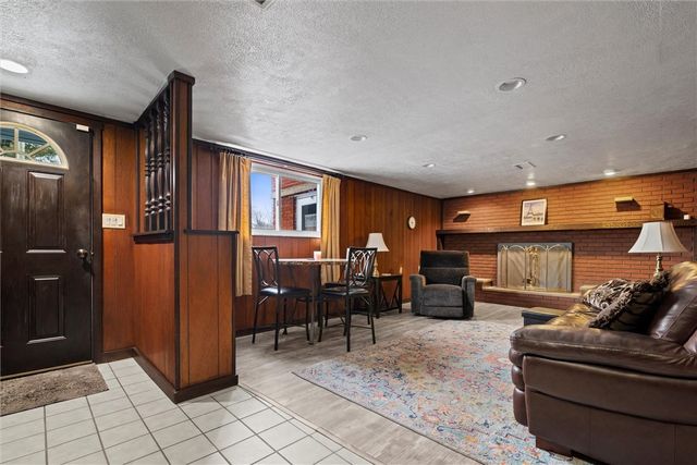 804 Redwood Dr, Cecil, PA 15057