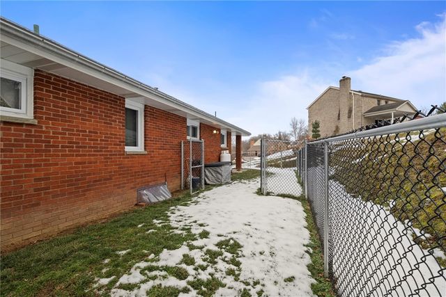 804 Redwood Dr, Cecil, PA 15057