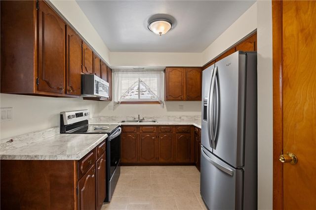 804 Redwood Dr, Cecil, PA 15057