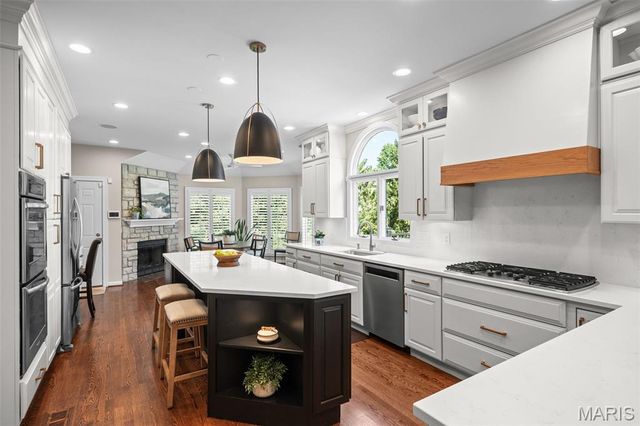 608 Westledge Court, Des Peres, MO 63131