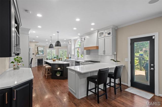 608 Westledge Court, Des Peres, MO 63131