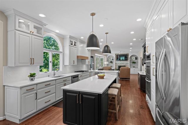 608 Westledge Court, Des Peres, MO 63131