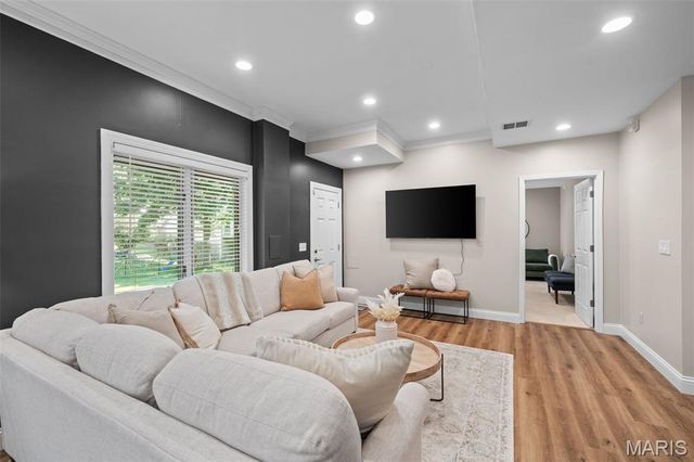 608 Westledge Court, Des Peres, MO 63131