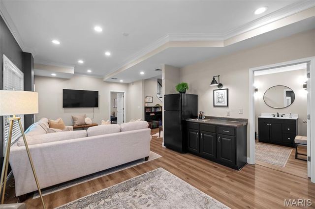 608 Westledge Court, Des Peres, MO 63131