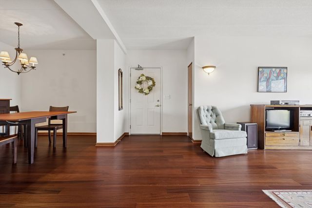 175 W BRUSH HILL Drive 404, Elmhurst, IL 60126