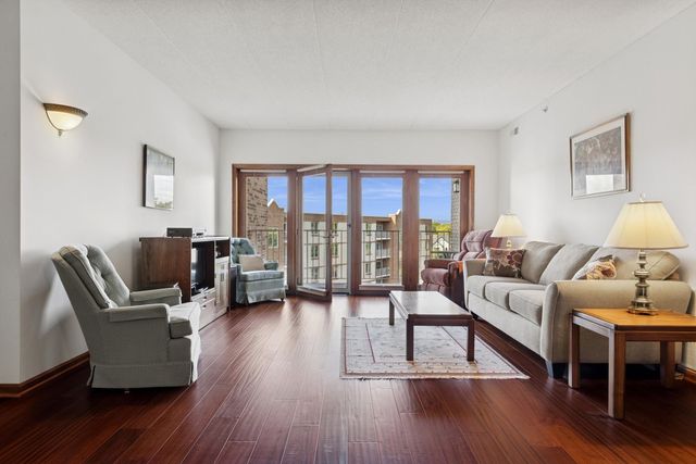 175 W BRUSH HILL Drive 404, Elmhurst, IL 60126