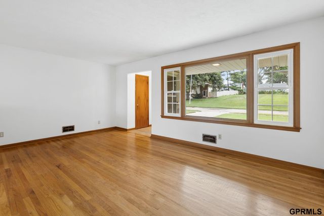 2510 S 49th Street, Omaha, NE 68106