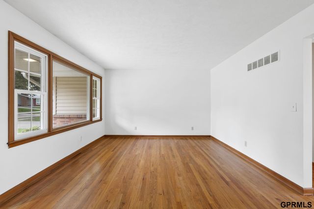 2510 S 49th Street, Omaha, NE 68106