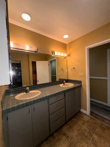 3421 N Center Rd, Millwood, WA 99212
