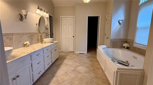 1515 Sugarland Parkway, Pleasant Hill, MO 64080