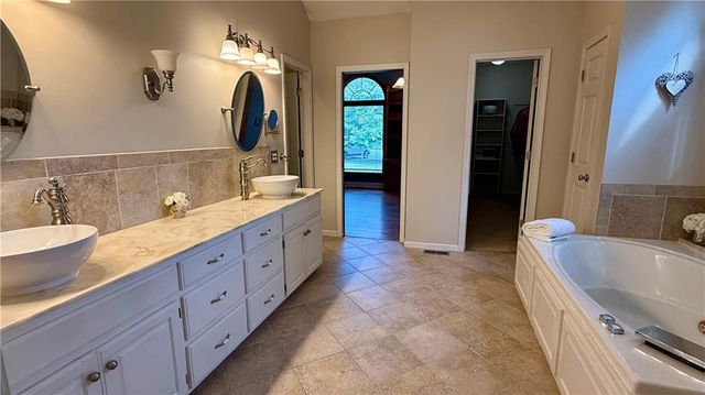 1515 Sugarland Parkway, Pleasant Hill, MO 64080