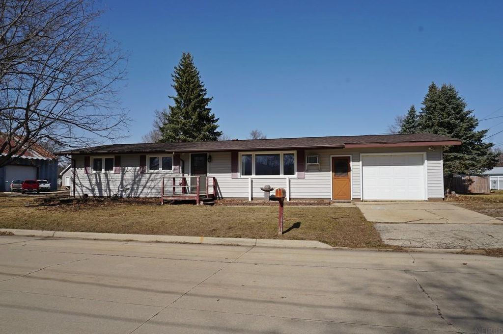 901 18th Avenue, Charles City, IA 50616