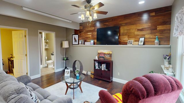 1008 OREGON TRAIL, Boonville, MO 65233