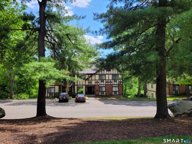 5 Essex Court, Brookfield, CT 06804