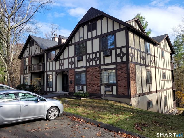 5 Essex Court, Brookfield, CT 06804
