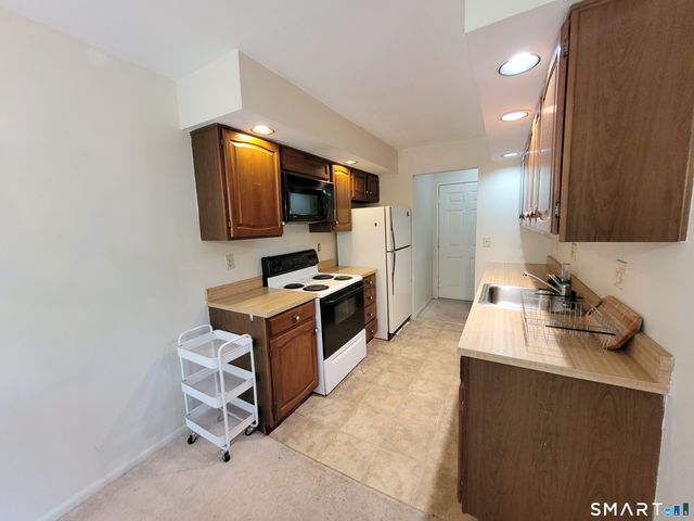 5 Essex Court, Brookfield, CT 06804