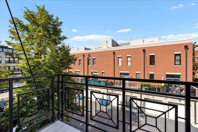 944 W 15th Place 3B, Chicago, IL 60608