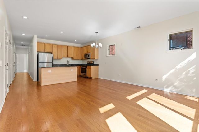944 W 15th Place 3B, Chicago, IL 60608