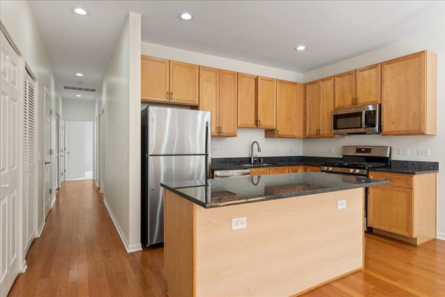 944 W 15th Place 3B, Chicago, IL 60608