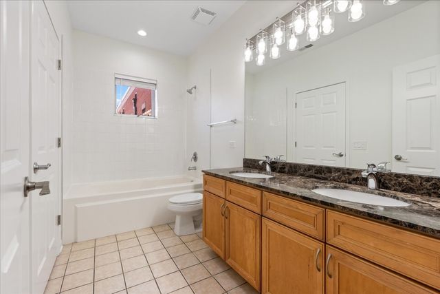 944 W 15th Place 3B, Chicago, IL 60608