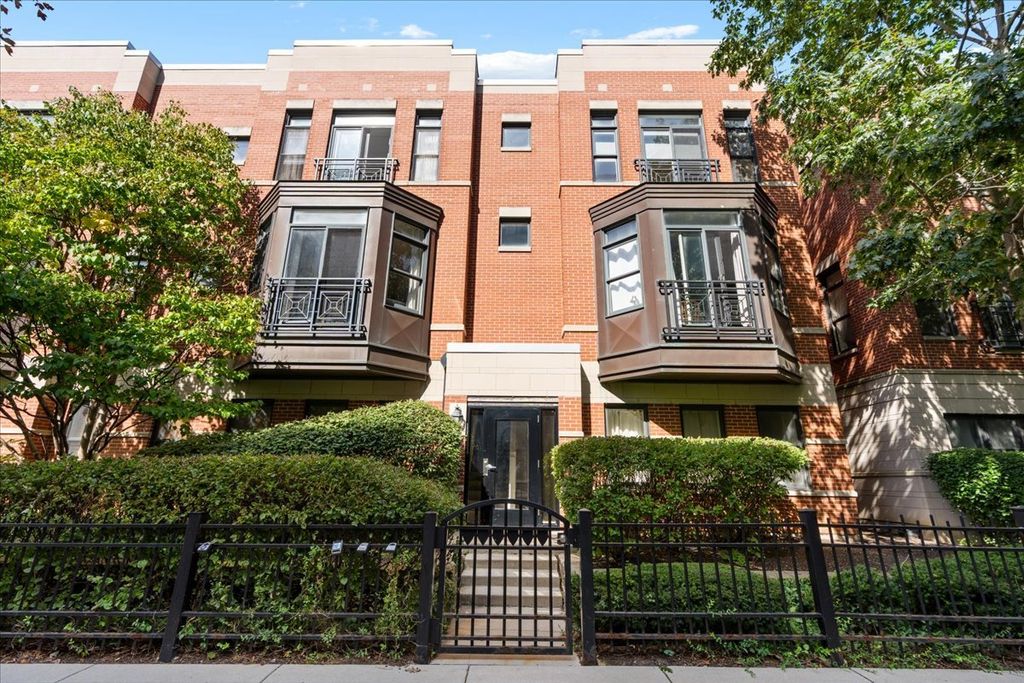 944 W 15th Place 3B, Chicago, IL 60608