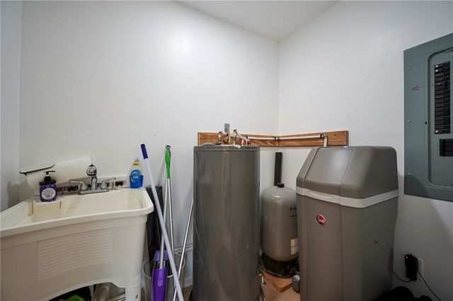 214 Youngs Ln, Sugarcreek Boro, PA 16323