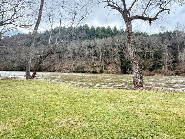 214 Youngs Ln, Sugarcreek Boro, PA 16323