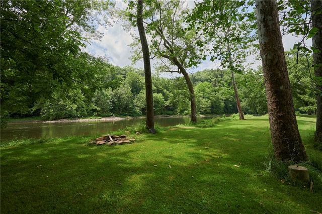 214 Youngs Ln, Sugarcreek Boro, PA 16323