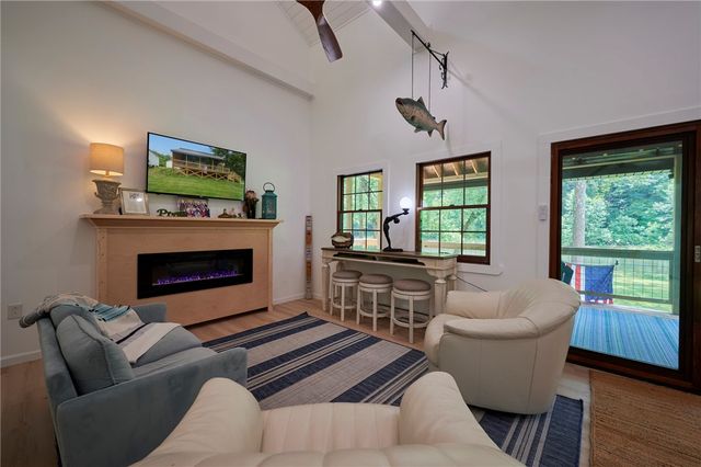 214 Youngs Ln, Sugarcreek Boro, PA 16323