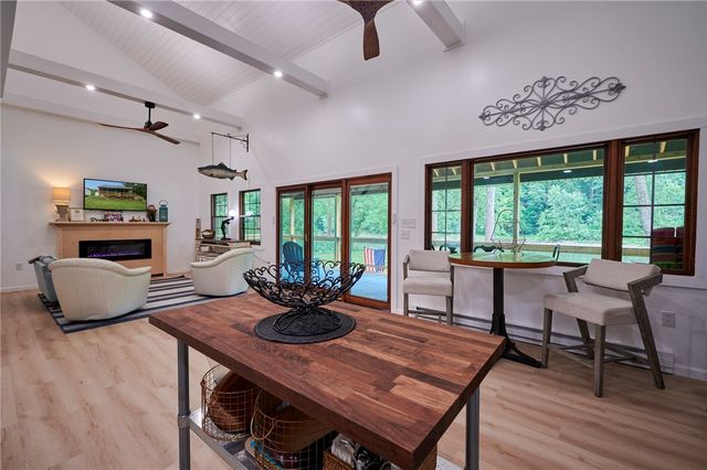 214 Youngs Ln, Sugarcreek Boro, PA 16323