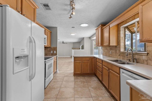 2966 Duke Dr, Gulf Breeze, FL 32563