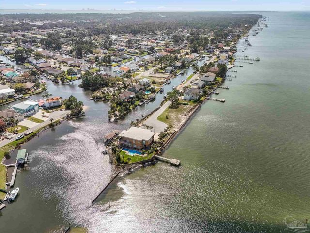 2966 Duke Dr, Gulf Breeze, FL 32563