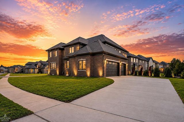 19246 Hamlin Lake Drive, Macomb Twp, MI 48044