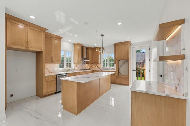 19246 Hamlin Lake Drive, Macomb Twp, MI 48044