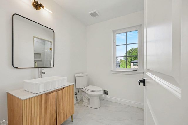 19246 Hamlin Lake Drive, Macomb Twp, MI 48044