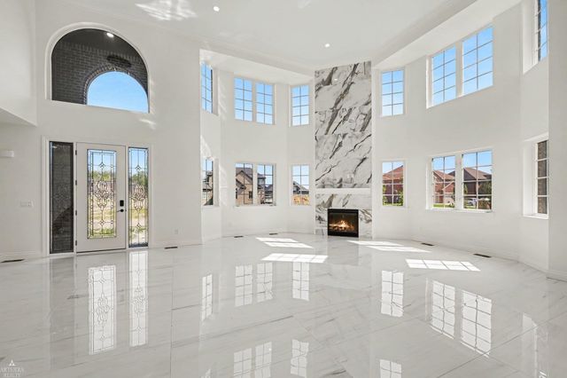 19246 Hamlin Lake Drive, Macomb Twp, MI 48044
