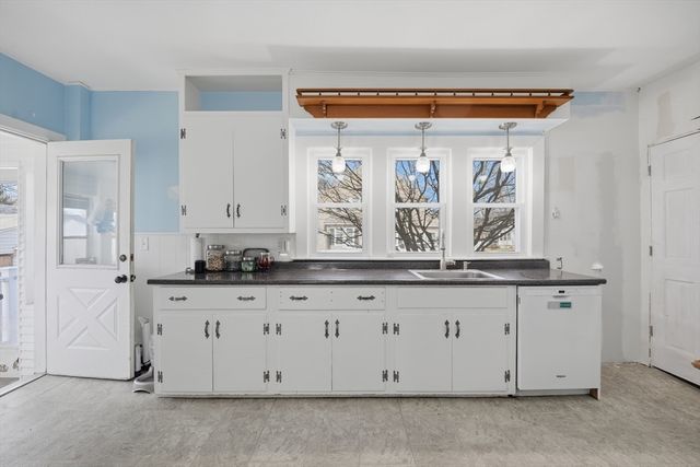 59 Woodmont St, West Springfield, MA 01089