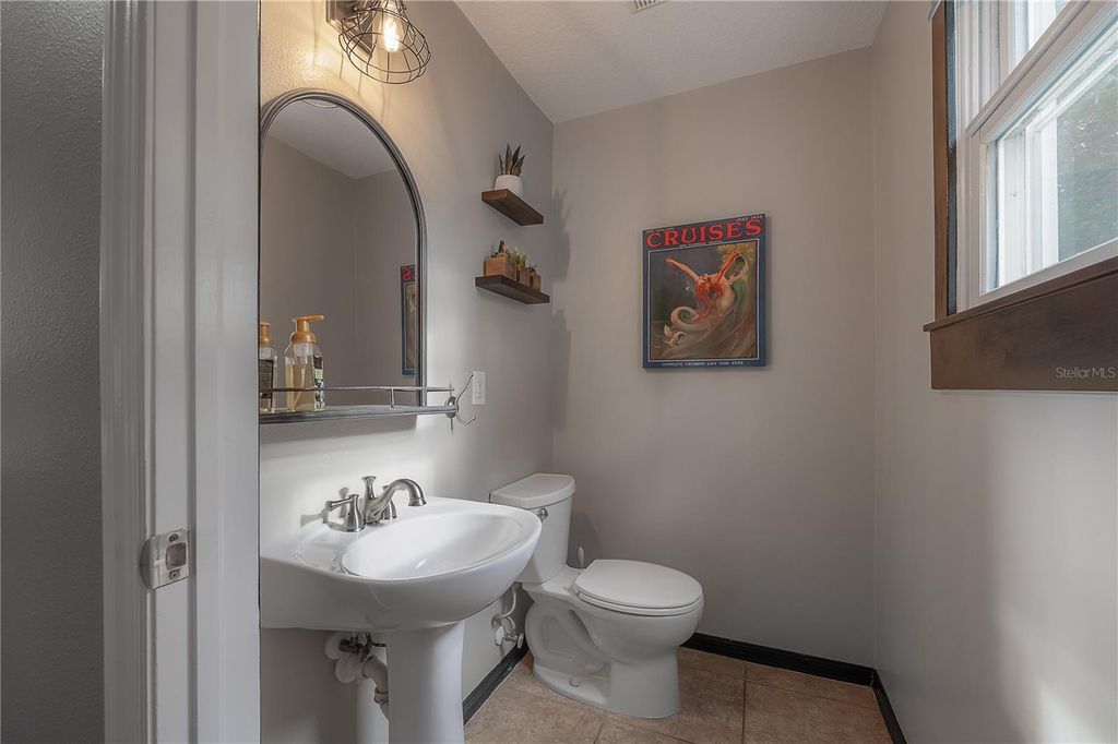 Image 11 of property listing at 412 E AMELIA AVENUE, Tampa, FL 33602